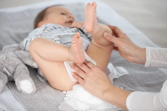 How to clean newborn baby’s bottom gently?