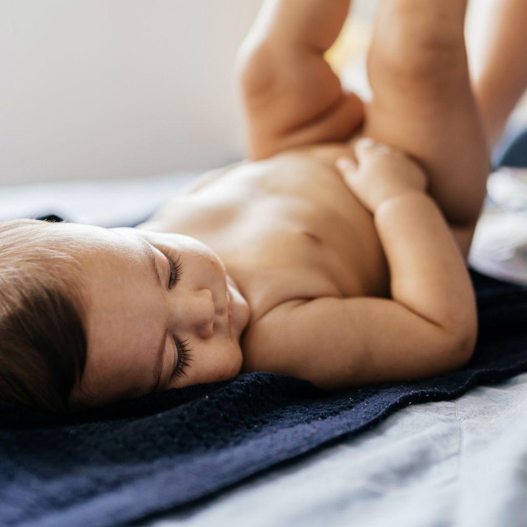 A visual guide to diaper rash prevention with natural and gentle products.
